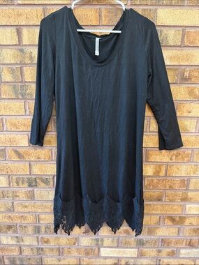Monoreno Black Long-Sleeve Shift Dress with Lace Hem